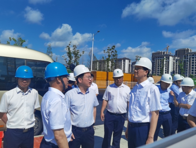 南潯區(qū)區(qū)長程佳一行在鎮(zhèn)海中學(xué)南潯分校、南潯人才大道項目施工現(xiàn)場調(diào)研